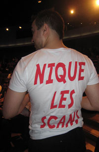 Grégoire HELLOT et son t-shirt "Fuck le fansub, Nique les scans"